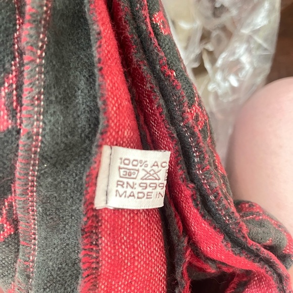 Deep Red Beautiful Shawl/Cape - Picture 7 of 7